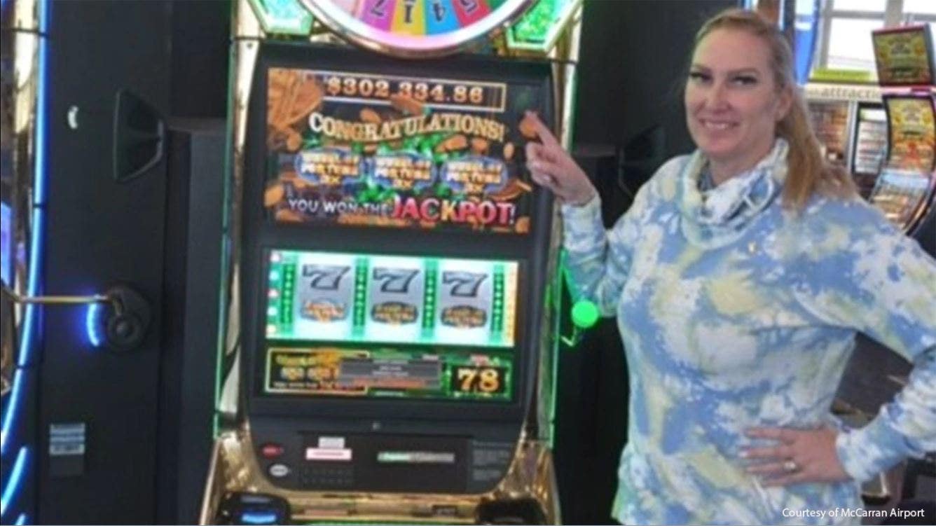 Texas woman hits more than $ 300 G jackpot while waiting for flight home at Las Vegas airport