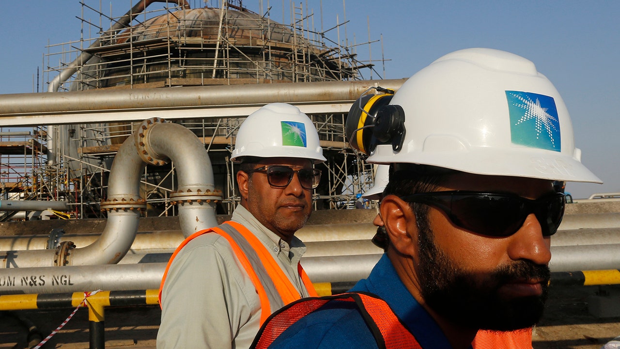 Oil giant Saudi Aramco sees 2020 profits drop to $ 49 billion