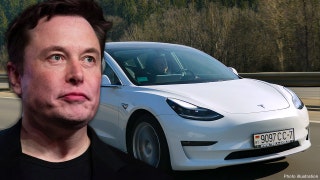 NHTSA asks Tesla why it didn't issue recall over 'Autopilot' software update