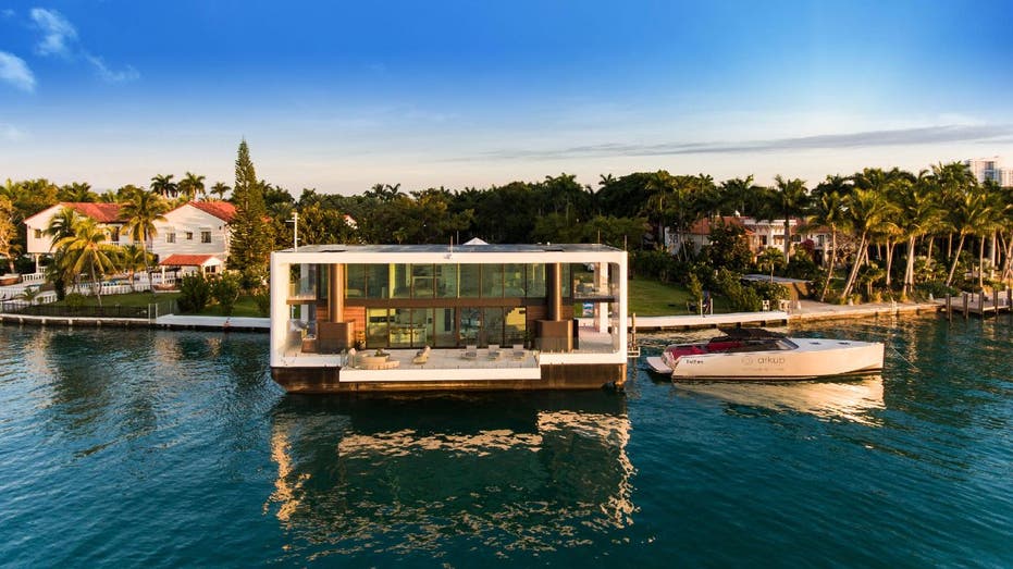 floating yacht house miami