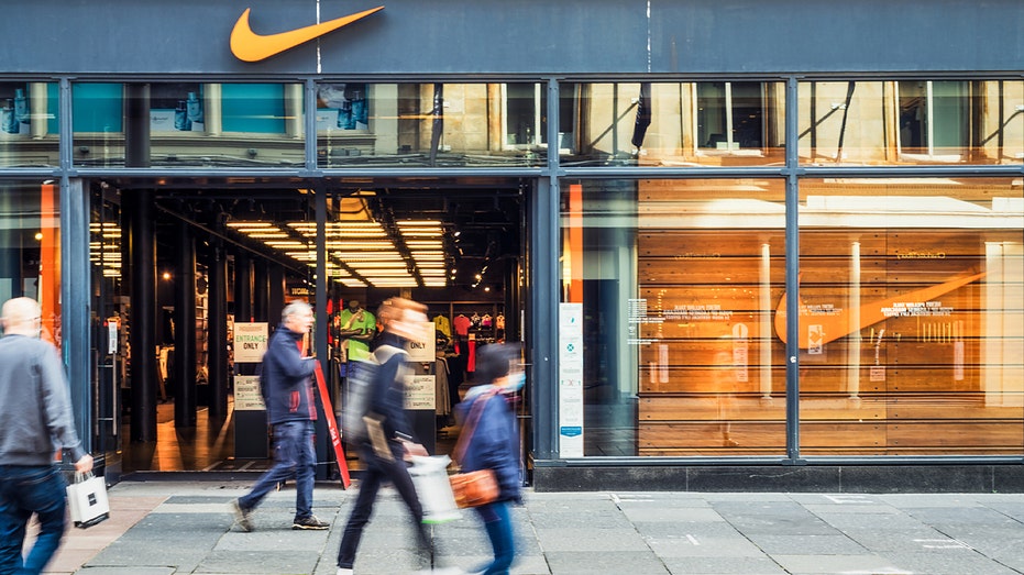 Inspección Persistencia Inclinado Ex-Nike exec's son abused family discounts to pump up sneaker reselling  business: Report | Fox Business