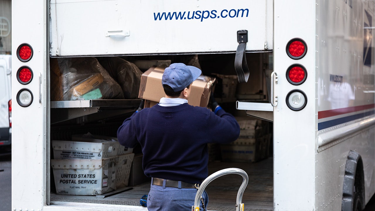 Le service postal américain ralentit près d’un tiers des livraisons de colis de première classe