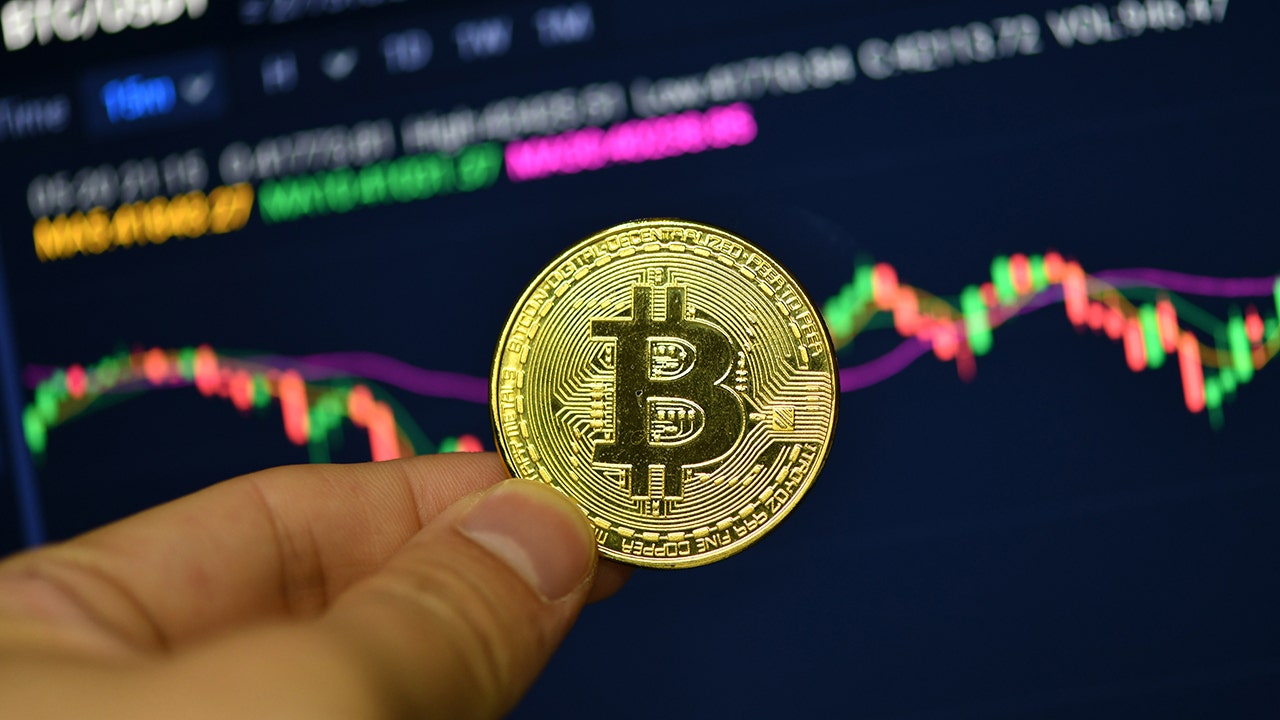 Giá bitcoin lại leo lên trên 47.000 USD