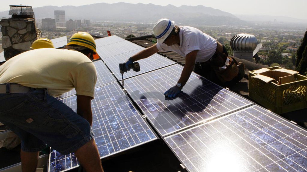 US solar jobs fell 7% in 2020 on pandemic, efficiency gains - Fox Business