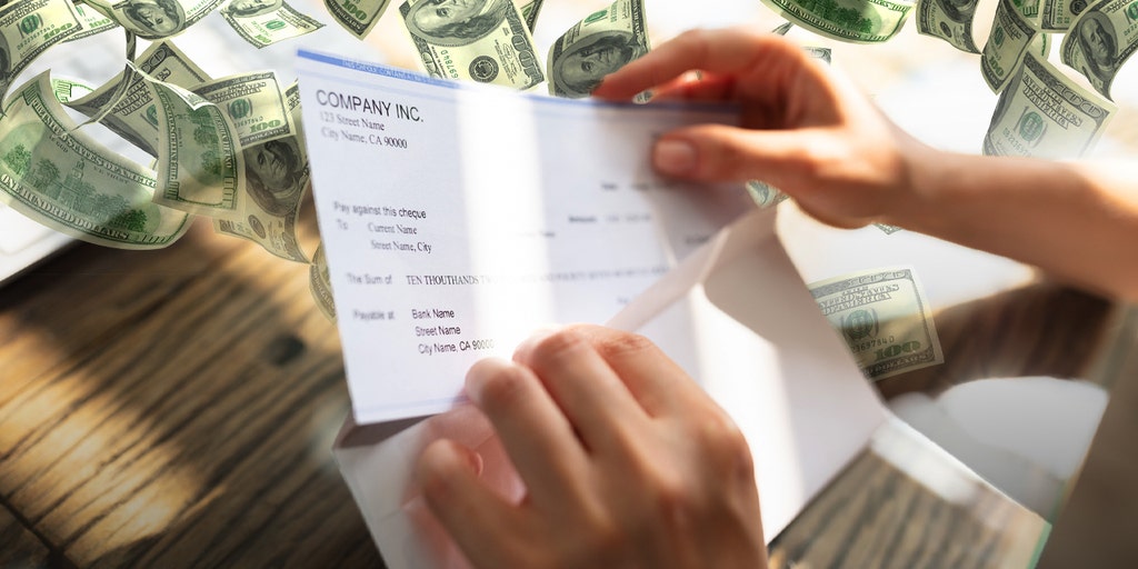 Financial guru says living paycheck to paycheck is 'relatable' because so many Americans are dealing with it - Vimarsana News