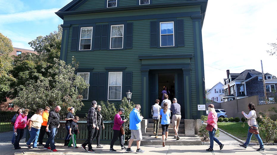 lizzie-borden-house---Massachusetts-2-thumb