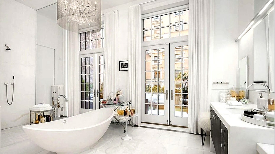 Jennifer Lopez struggles to sell $25 million NYC Penthouse after 4 ...