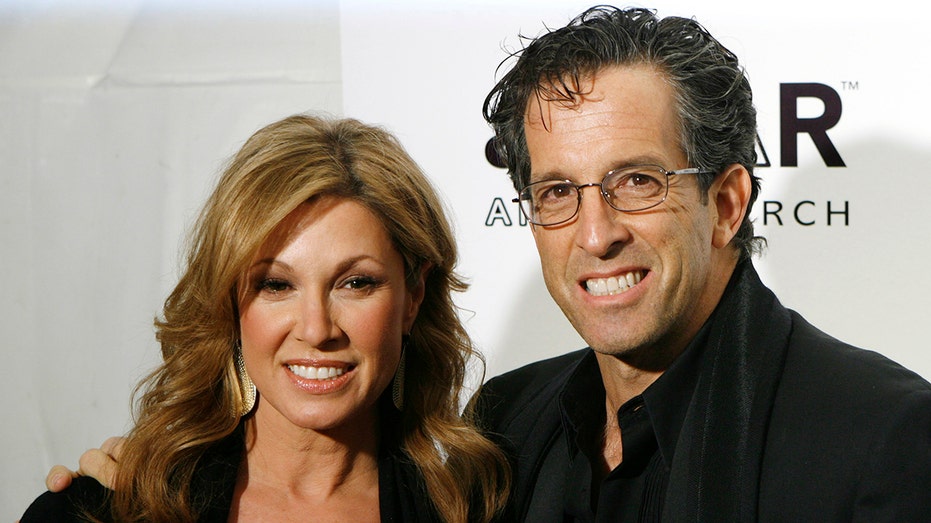 Kenneth Cole and his wife Maria Cuomo Cole arrive to attend the amfAR, The Foundation for AIDS Research, gala benefit in New York January 31, 2007. REUTERS/Lucas Jackson (UNITED STATES)