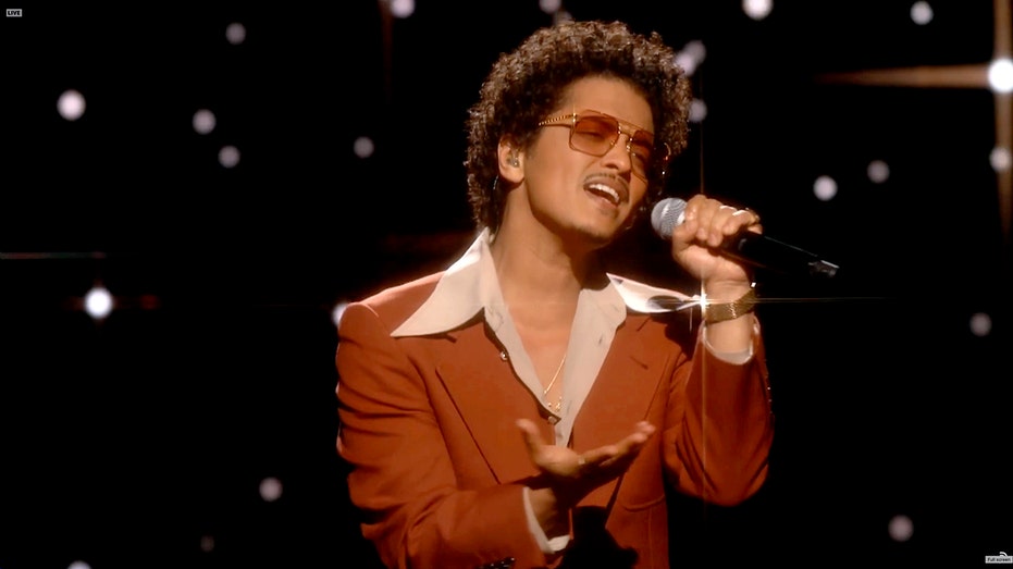 Bernyanyi Bruno Mars