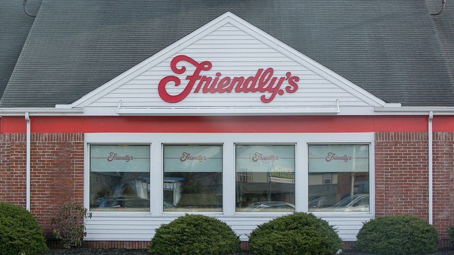 Friendly's family restaurant, ice cream dessert