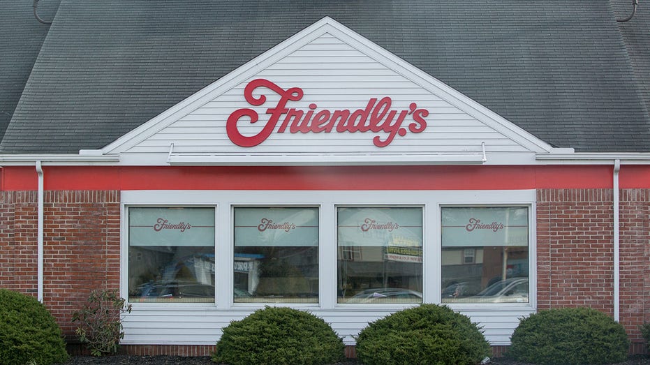 Friendly's family restaurant, ice cream dessert