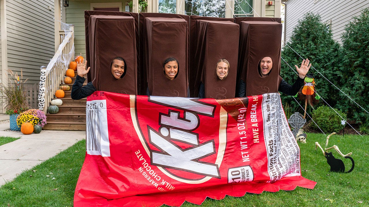 Kit Kat Halloween costume for 4 people breaks apart just like the candy - Fox Business