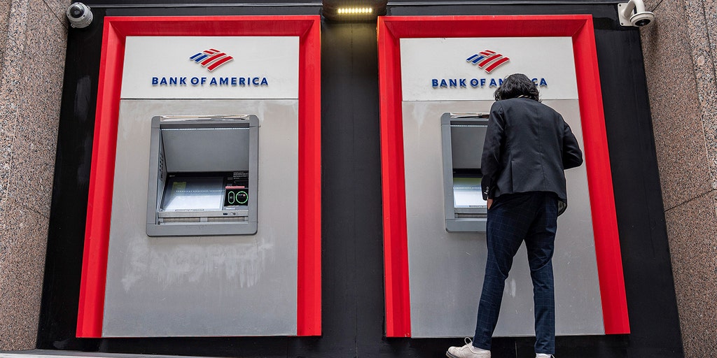 Nearly half of Americans 'sacrificing recession preparedness' with monthly banking costs - Vimarsana News