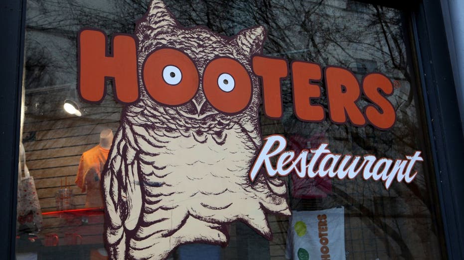 Hooters sign