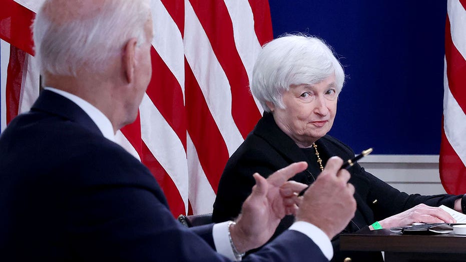     Janet Yellen dan Joe Biden