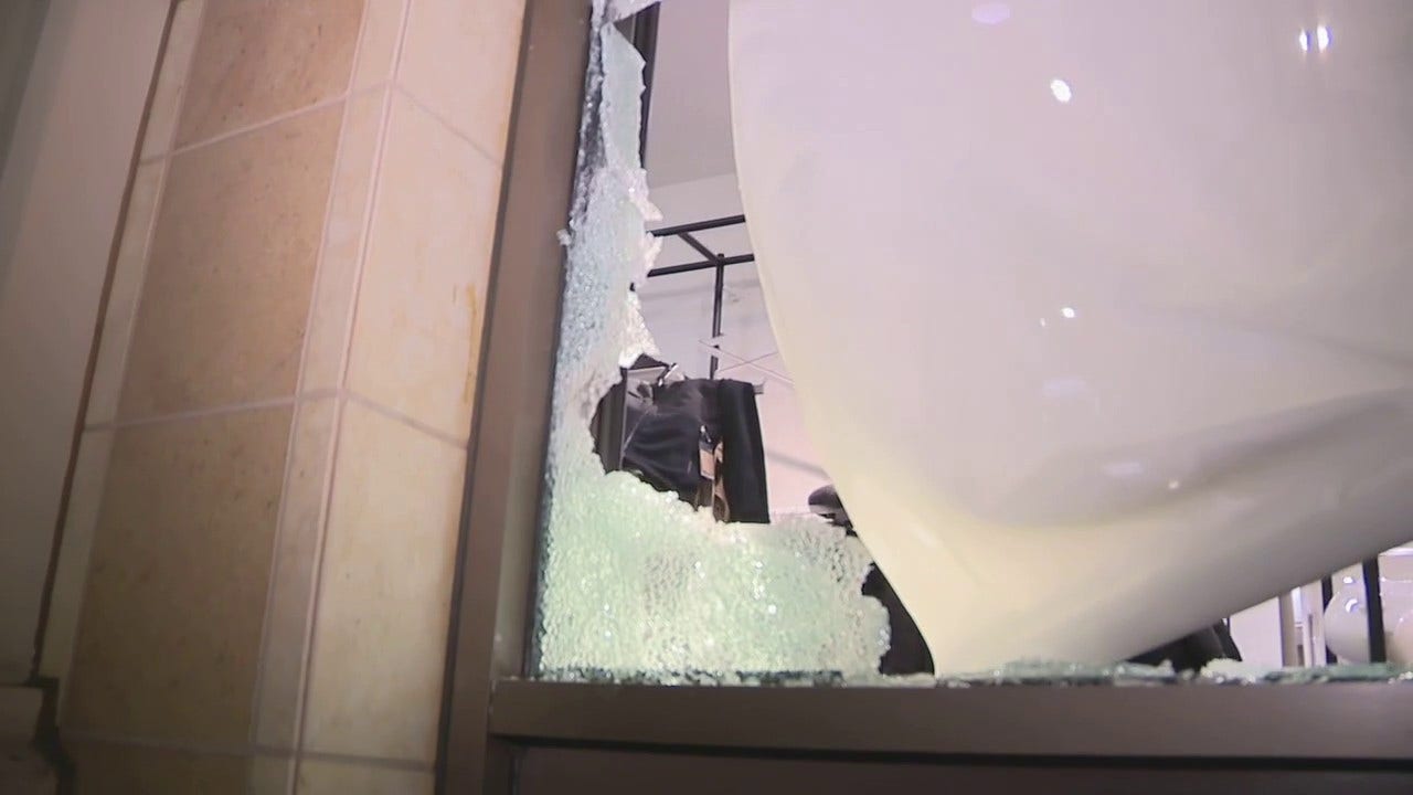 Nordstrom store in Los Angeles sees ‘smash and grab’ attack by 20 looters: report Nordstrom store in Los Angeles sees ‘smash and grab’ attack by 20 looters: report
