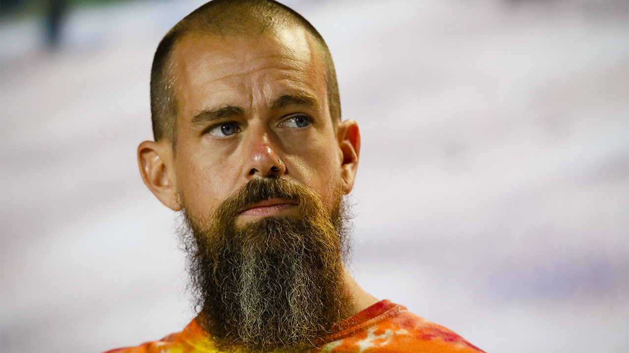 Poucos dias depois que o CEO Jack Dorsey deixou o Twitter, a Square mudou seu nome para Black. Poucos dias depois que o CEO Jack Dorsey deixou o Twitter, a Square mudou seu nome para Black.