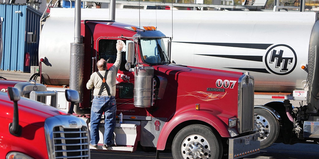 Truckers fret over pending COVID-19 vaccine rules at US-Canada border - Vimarsana News