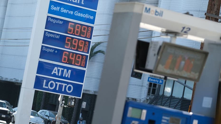 ارتفاع أسعار الغاز على اللافتة خارج محطة الوقود
