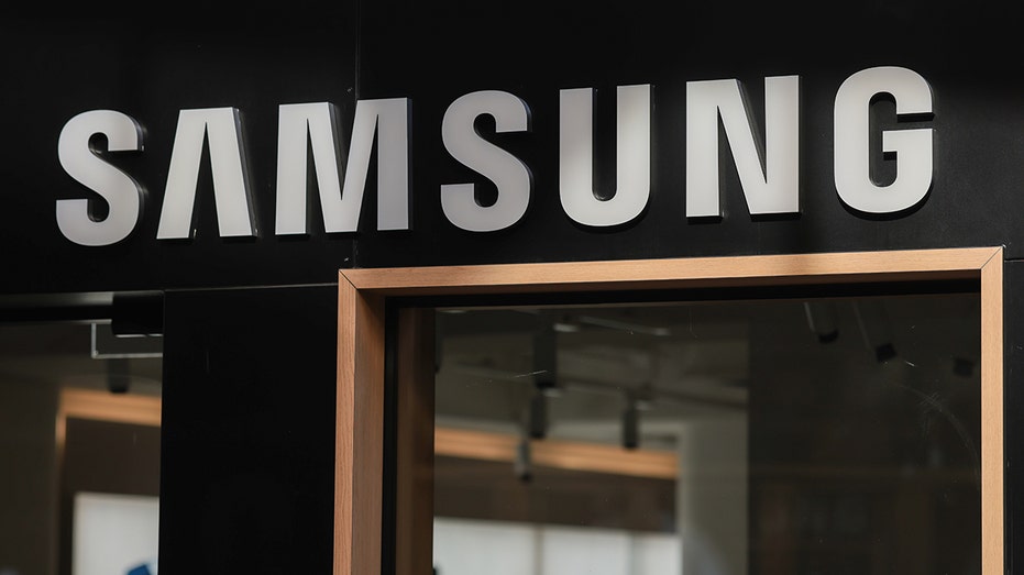 Logotipo de Samsung en la fachada del edificio.