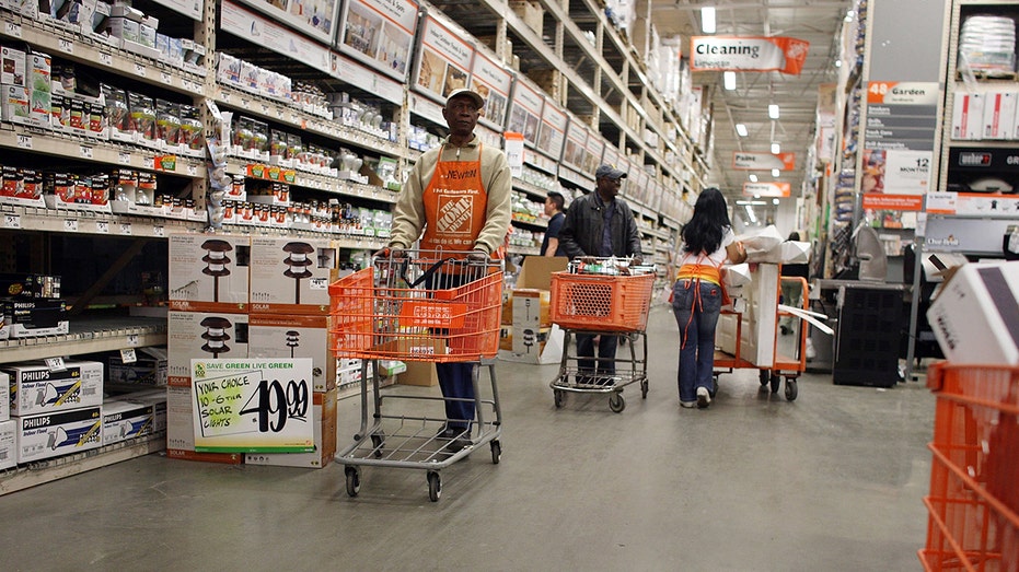 La gente compra en Home Depot