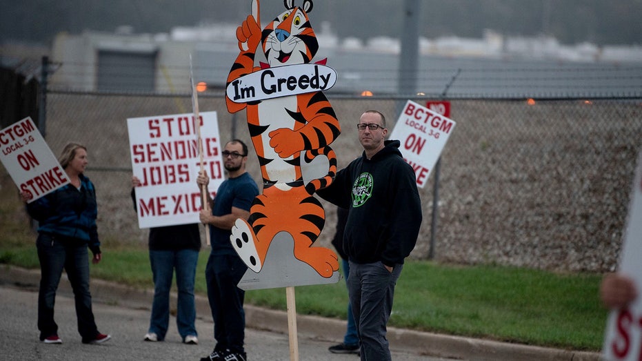 First shift worker Travis Huffman joins other BCTGM Local 3G union members in a strike against Kellogg Co. at the Kellogg's plant on Porter Street in Battle Creek, Michigan, on Oct. 5, 2021. 