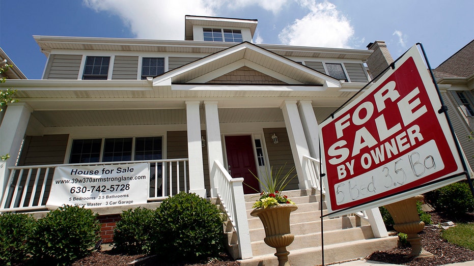 C'è un cartello in vendita fuori da una casa in Illinois