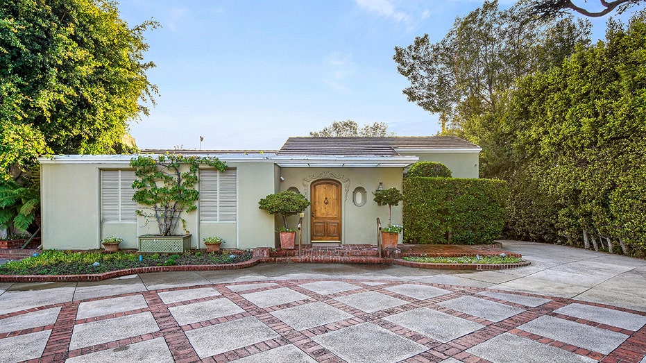 Kirk Douglas's Long-Time Beverly Hills Home, Complete With Hollywood Walk Of Fame, Listed For $7.49M | Fox Business