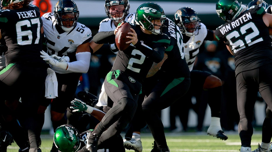 Jets QB Zach Wilson Surprises NJ Waitress On Christmas