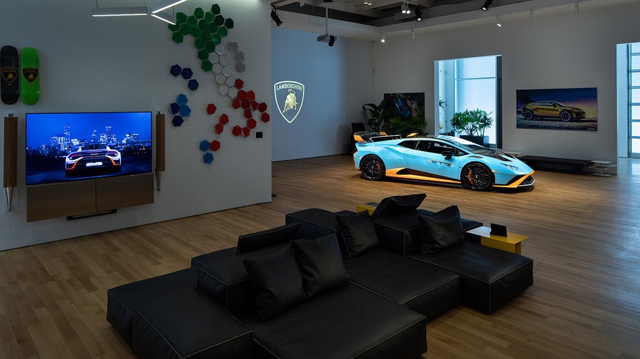 Lamborghini Lounge NYC i