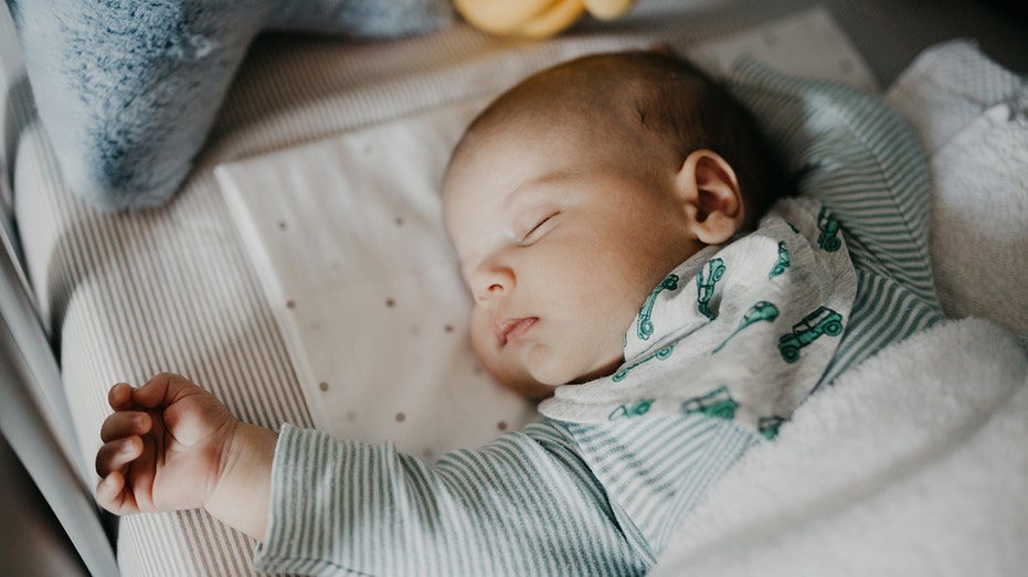 Baby incline outlet sleeper for crib