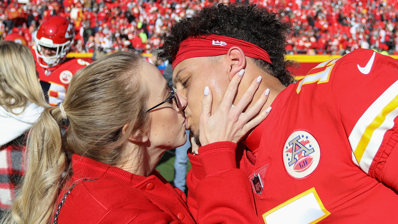 Patrick Mahomes Fiancée's 'Team Brittany' Shirts Flying Off Shelves, 2K  Sold In 1 Day