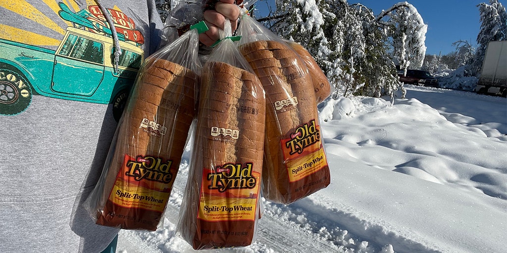 Couple, bread company praised for passing out loaves to stuck drivers on I-95 - Vimarsana News