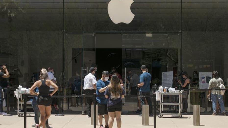 Apple shoppers