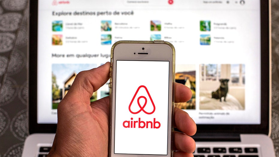 SPAIN - 2021/04/15: In this photo illustration the Airbnb app displayed on a smartphone screen with the Airbnb website displayed on a laptop computer in the background.  (Photo Illustration by Thiago Prudencio/SOPA Images/LightRocket via Getty Images)