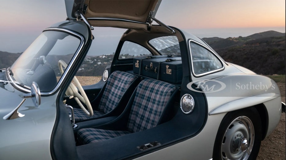 Mercedes-Benz Gullwing interior and upholstery