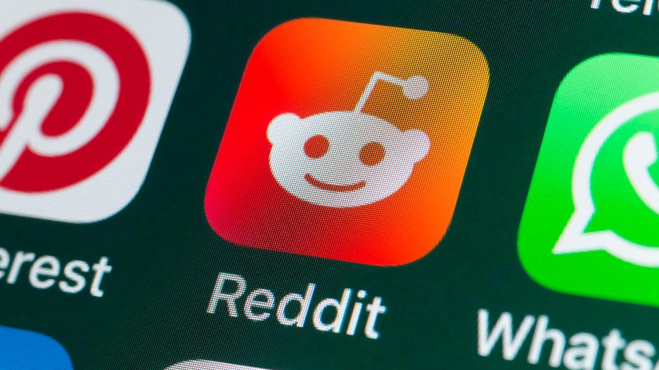 Reddit, Pinterest, Whatsapp and other Apple Apps on iPhone screen