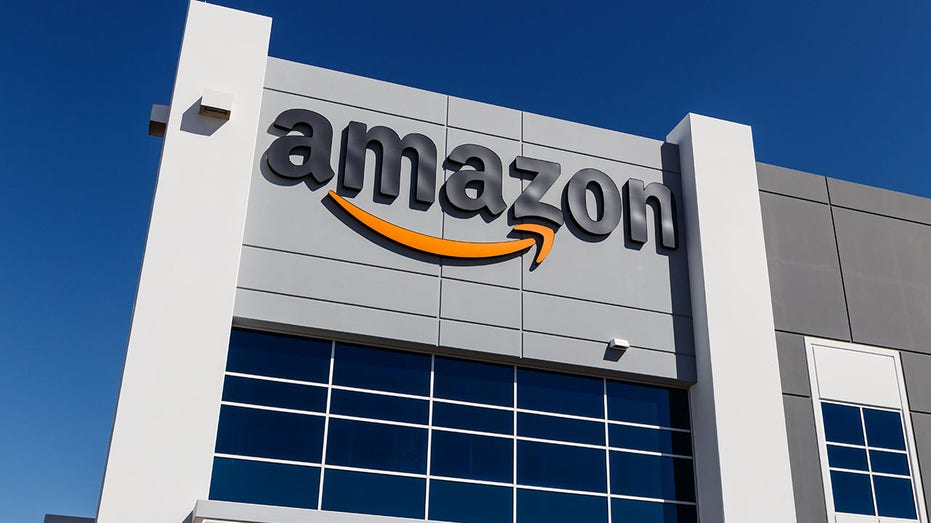 Amazon.com 주문 처리 센터.  Amazon은 미국에서 가장 큰 인터넷 기반 소매업체입니다.