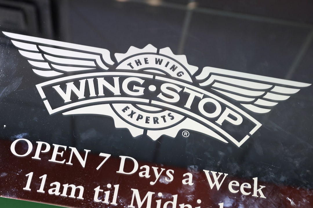Семейният Wingstop на Рик Рос е глобен с повече от $100 000 за нарушения на трудовото законодателство