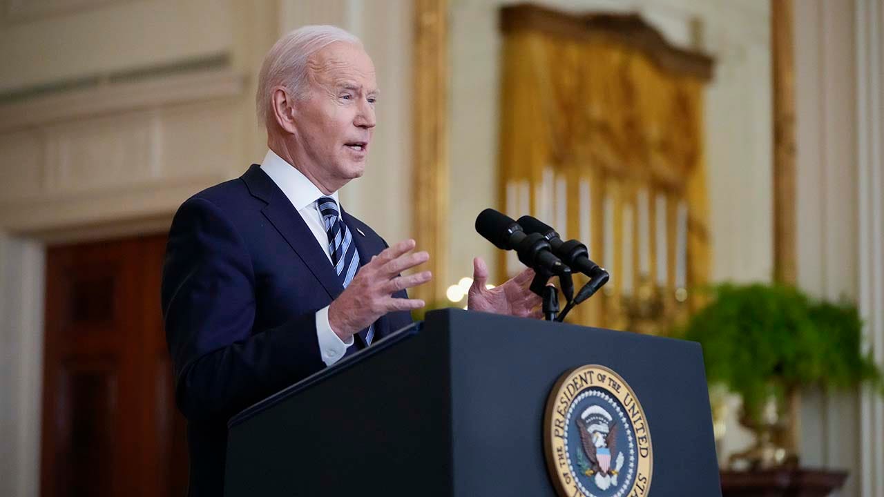 Biden announces ban on US imports of Russian oil, warns gas prices will ‘go up further’