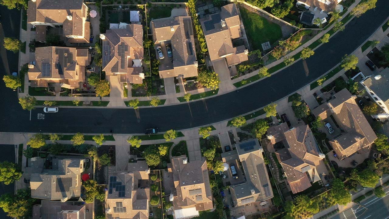 Home mortgage rates climb to near 4% | Fox Business