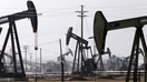 Oil drills are pictured in the Kern River oil field in Bakersfield, California November 9, 2014. REUTERS/Jonathan Alcorn  (UNITED STATES - Tags: ENVIRONMENT ENERGY) - RTR4DMAY