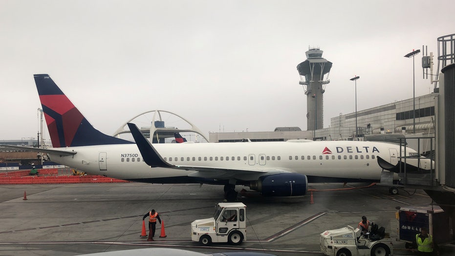 Solo travelers pay more than groups for economy flights on major US airlines: report