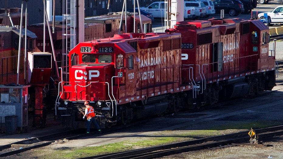 Canada’s CP Rail shuts down railroad, workers strike Canada’s CP Rail shuts down railroad, workers strike