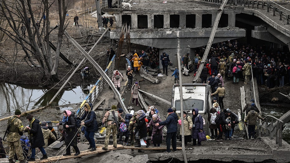 Ukraines flee shelling bridge