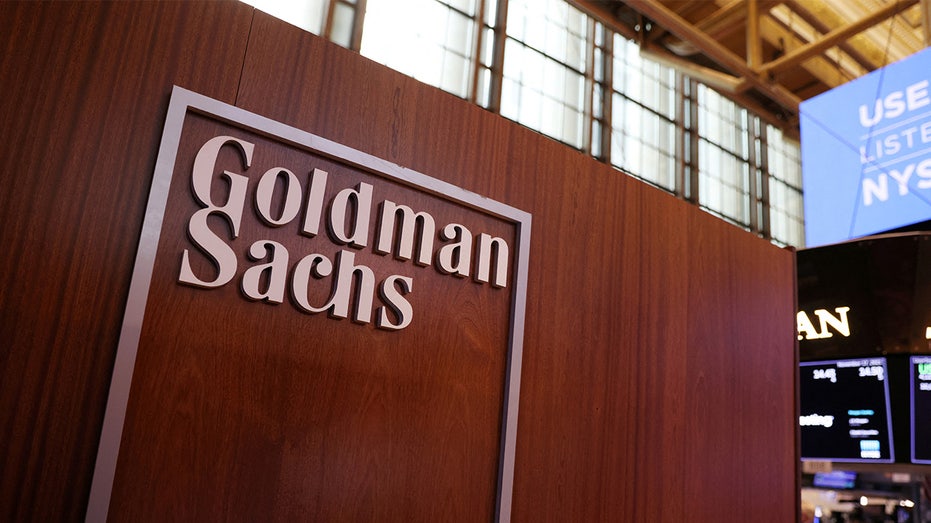 Het logo van Goldman Sachs op de vloer van de New York Stock Exchange