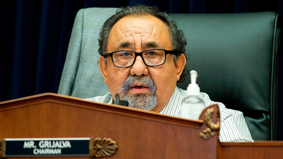 Le président du comité des ressources naturelles de la Chambre, Raul Grijalva, D-Arizona, fait une déclaration de clôture lors d'une audience du comité des ressources naturelles de la Chambre à Capitol Hill à Washington, DC, le 29 juin 2020. (Photo de BONNIE CASH/POOL/ AFP via Getty Images )