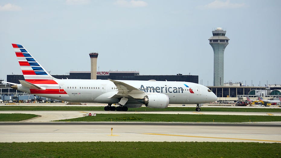 American Airlines Boeing 787 Dreamliner Lands at Chicago O'Hare