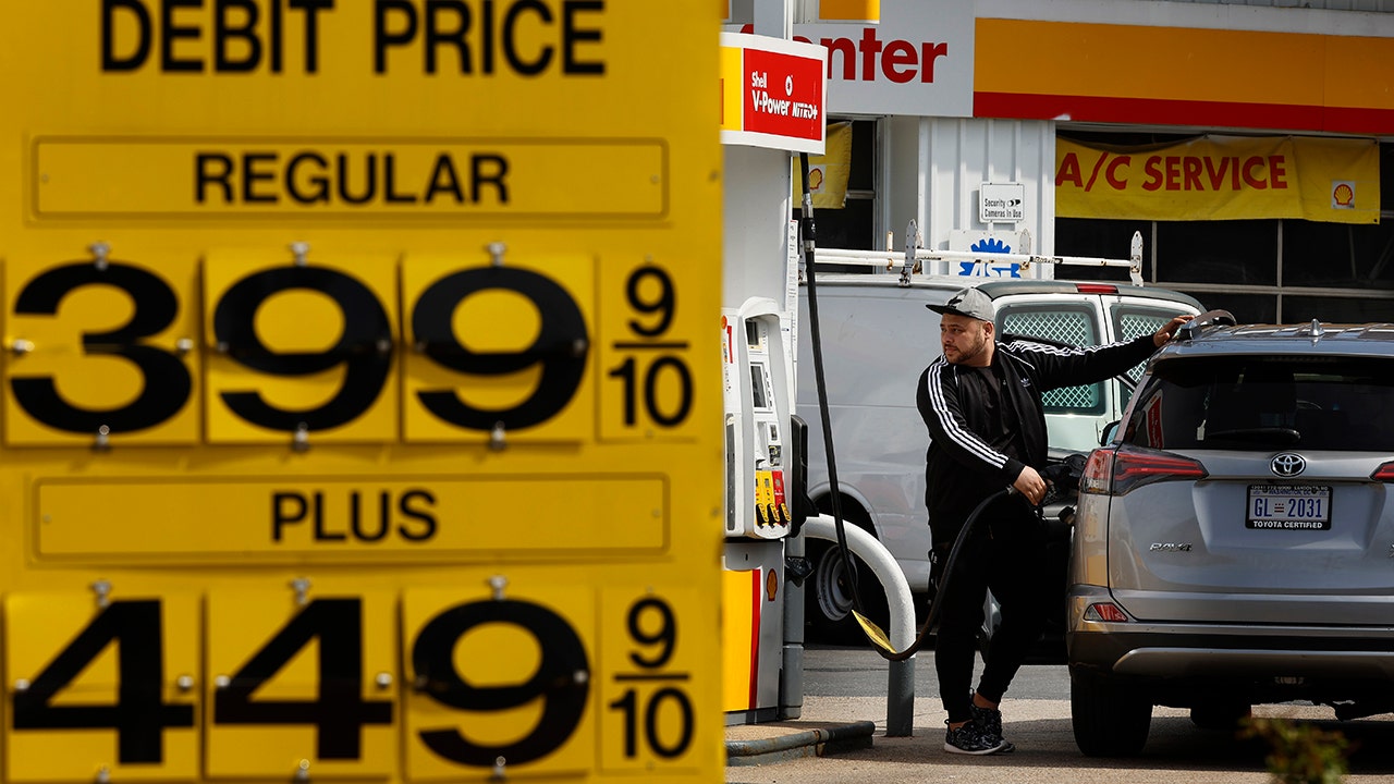 가스 가격: 걸프 연안 지역의 수천 개 스테이션은 $4 미만이라고 합니다.