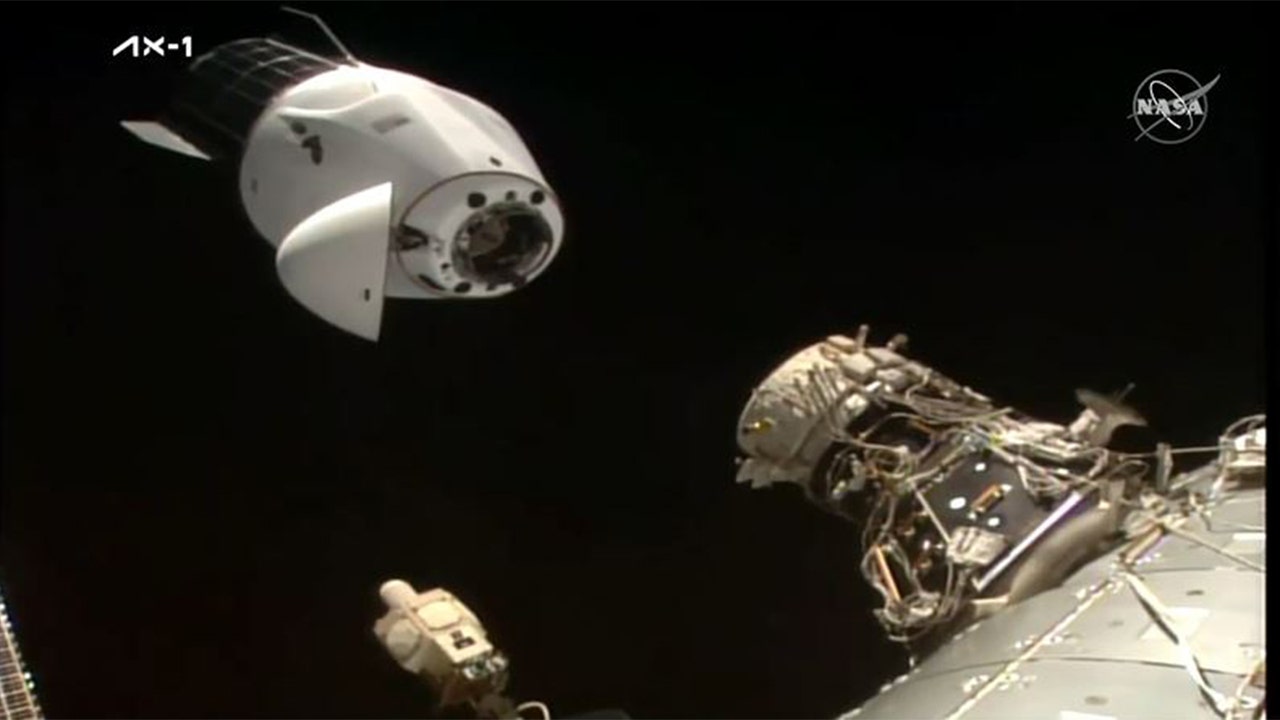 Kapsula SpaceX prepravuje obchodníkov, ktorí platia 55 miliónov dolárov za dok na vesmírnej stanici